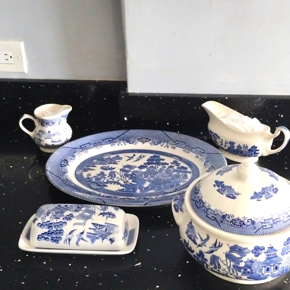 Churchill Blue Willow Set NWOT
